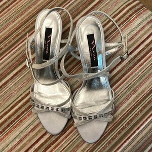 NIB. Nina Curran YS Silver Royal Satin Strappy Heeled Sandals
